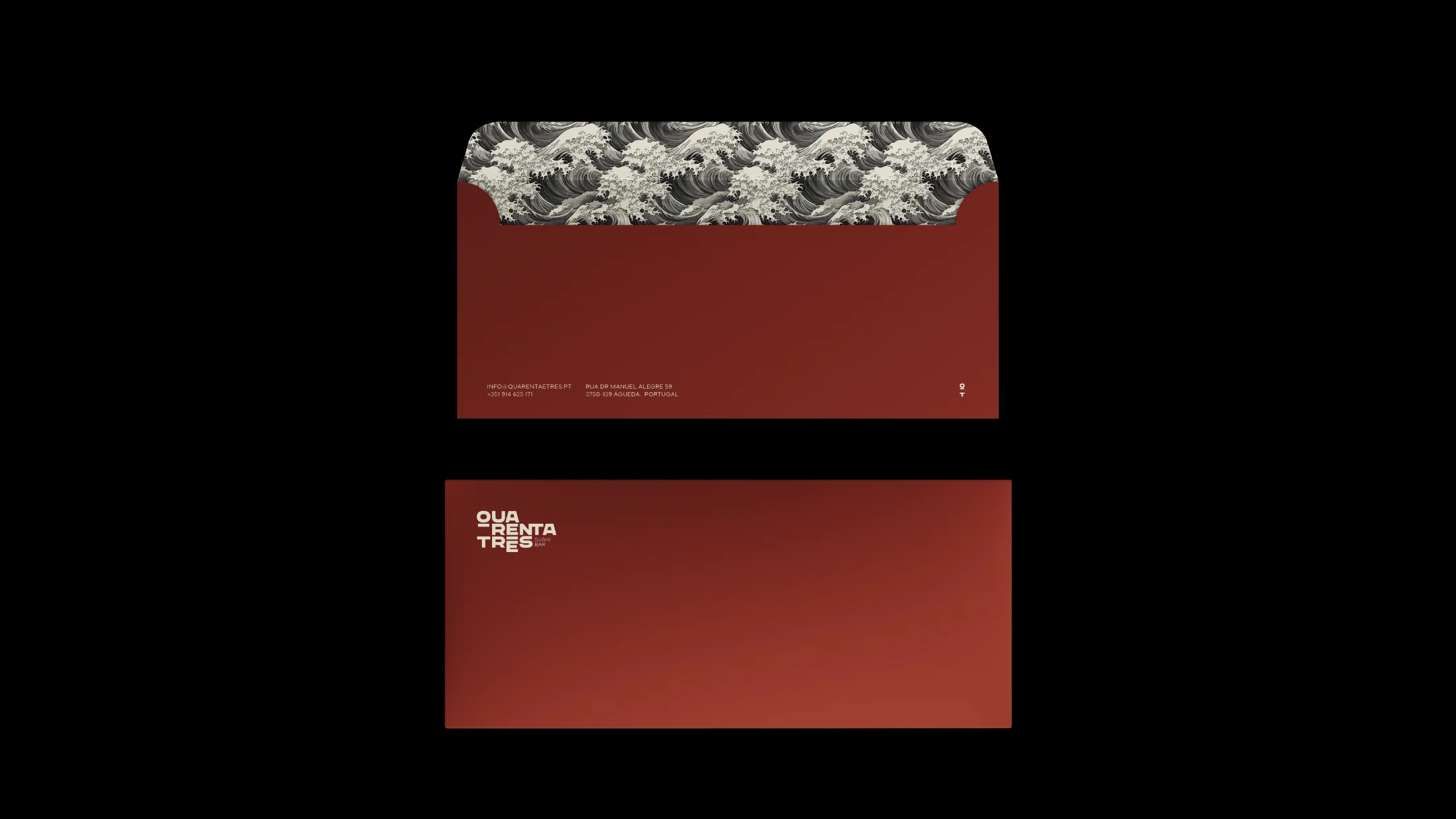 Projeto Quarenta e três da Nhdesign: Envelope institucional Quarenta e Três em vermelho com padrão gráfico