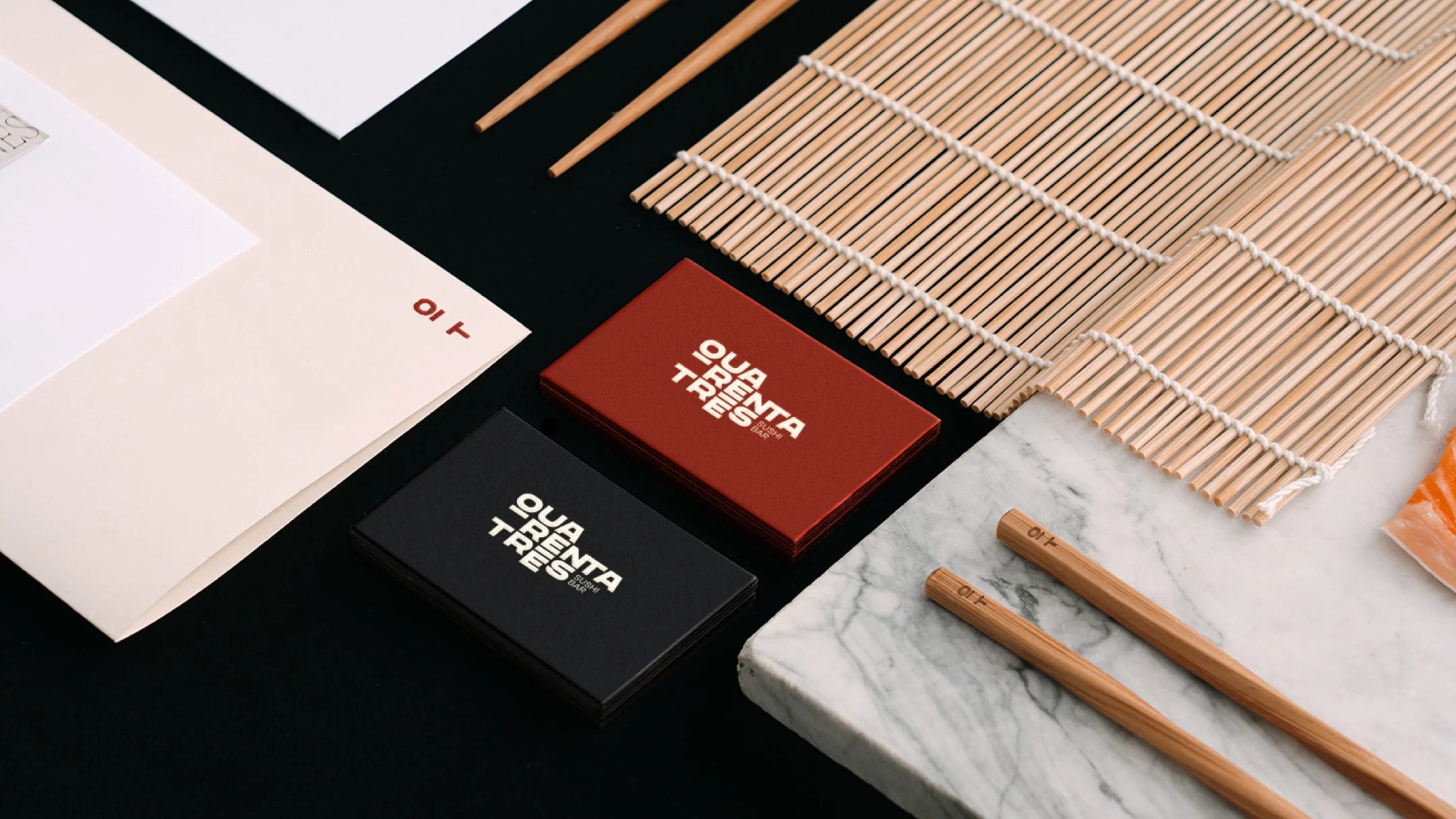 Projeto Quarenta e três da Nhdesign: Conjunto de papelaria institucional Quarenta e Três com cores preto, vermelho e branco