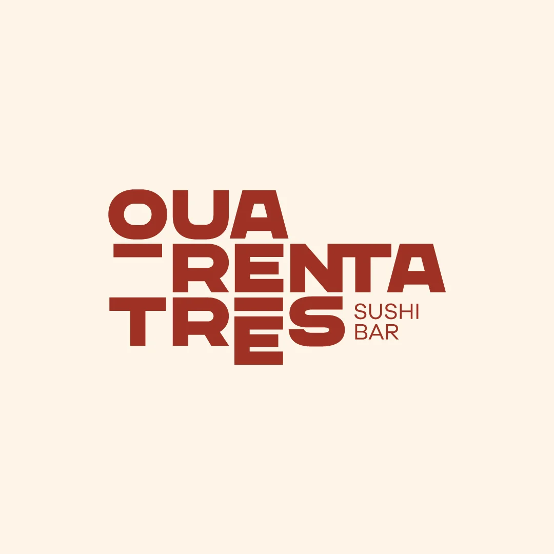 Projeto Quarenta e três da Nhdesign: Logótipo Quarenta e Três em vermelho sobre fundo bege