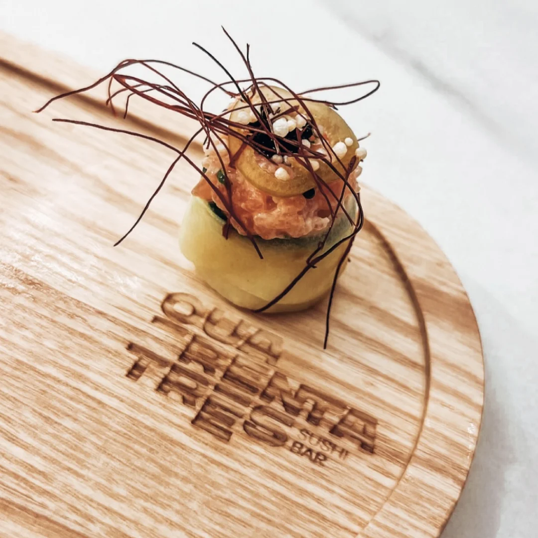 Projeto Quarenta e três da Nhdesign: Logótipo Quarenta e Três gravado em tábua de madeira redonda com empratamento gourmet