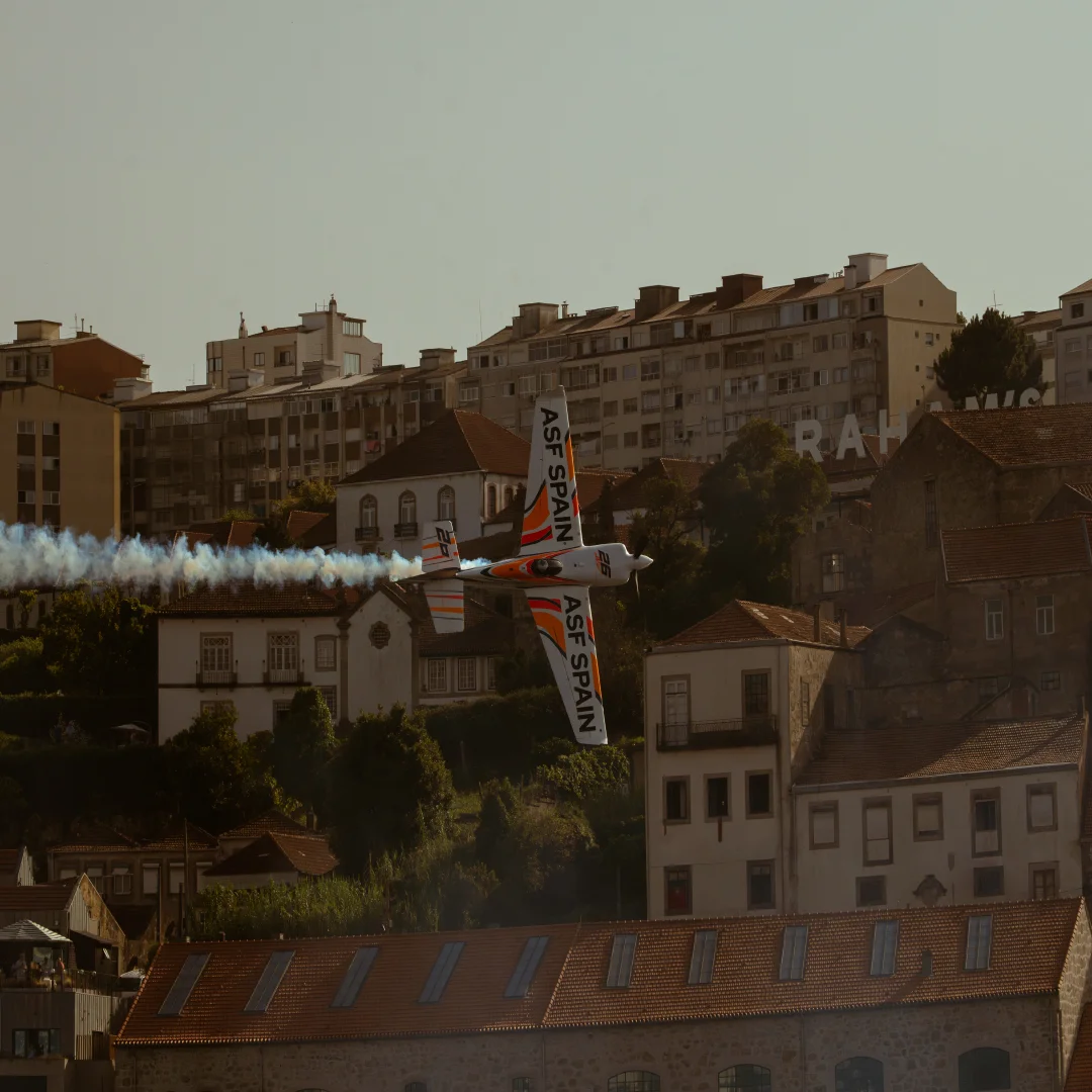 Nhdesign project Air Invictus: View of the aerial display over the city