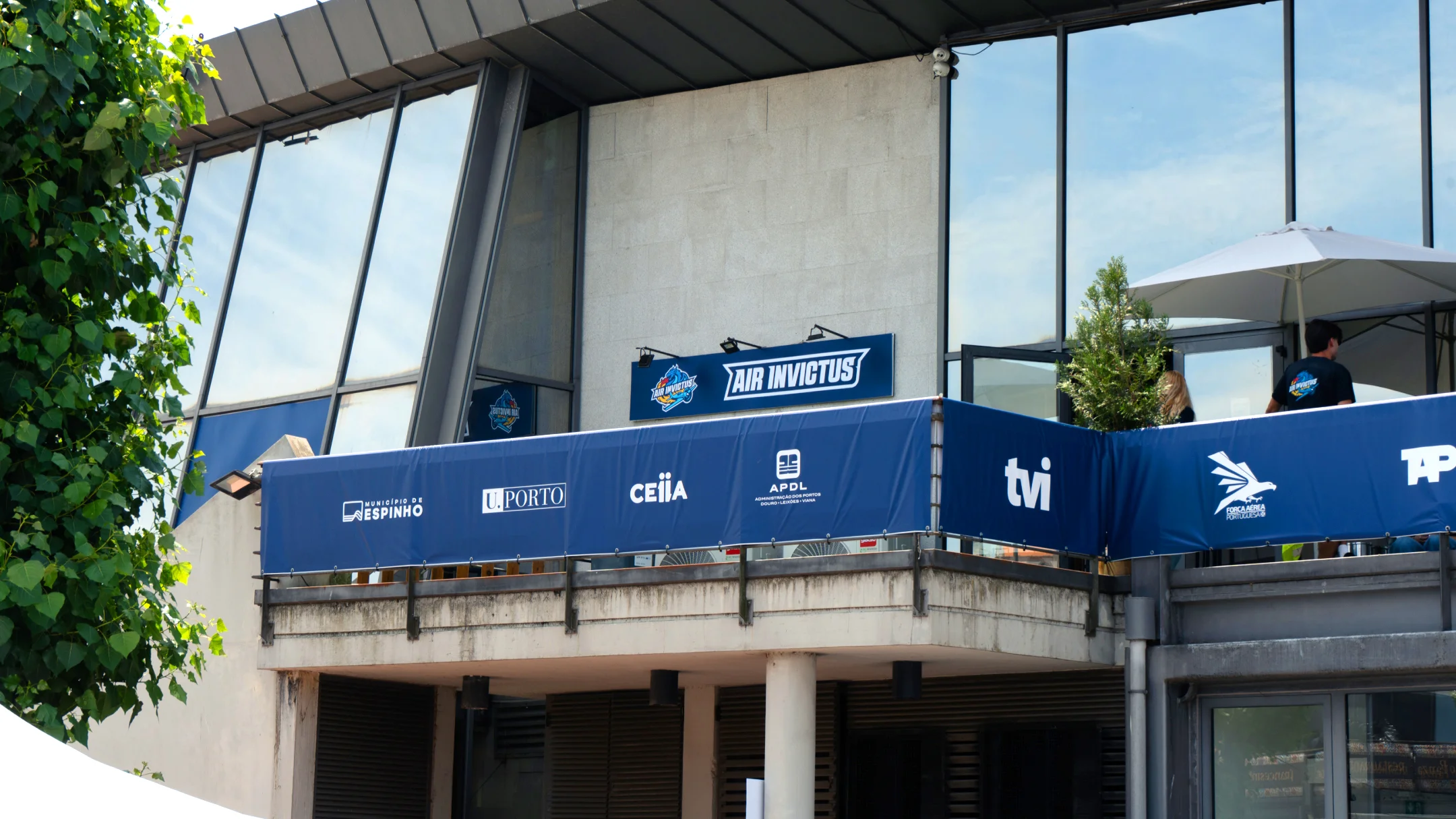 Nhdesign project Air Invictus: Brand identity applied to outdoor communication