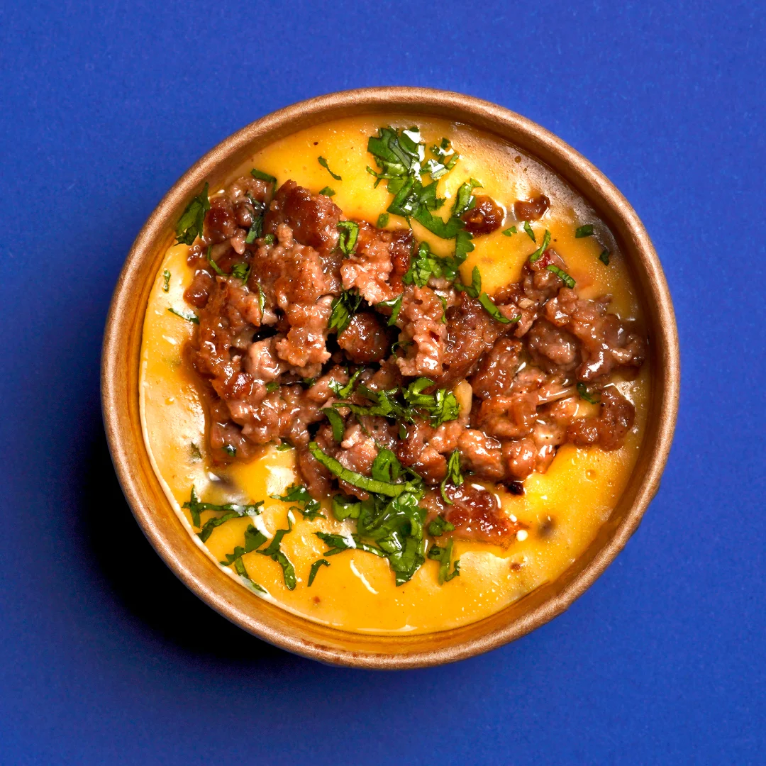 Projeto SMASH VS THREAT da Nhdesign: Tigela com carne picada e guarnição em fundo azul