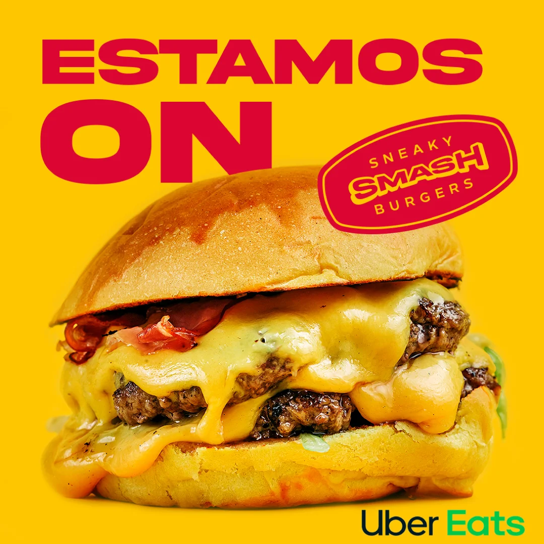 Projeto SMASH VS THREAT da Nhdesign: Cartaz promocional Sneaky Smash Burgers em amarelo e vermelho com mensagem “Estamos On” no UberEats