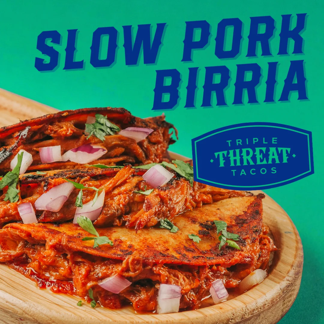 Projeto SMASH VS THREAT da Nhdesign: Taco com carne desfiada estilo birria e logótipo Triple Threat Tacos em azul