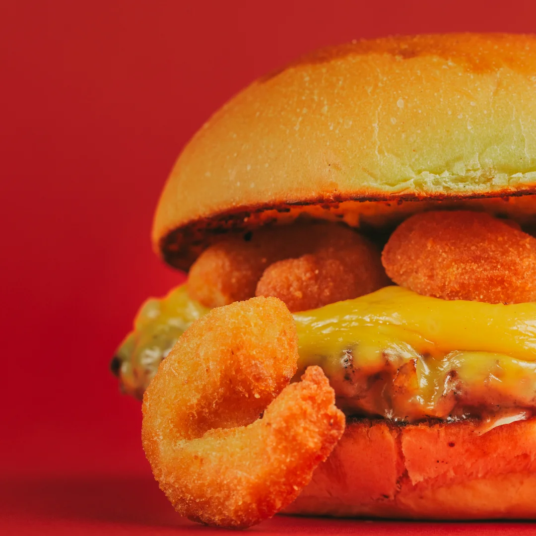 Projeto SMASH VS THREAT da Nhdesign: Hambúrguer Sneaky Smash em fundo vermelho