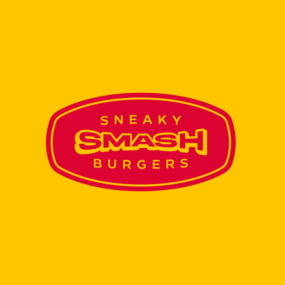 Projeto SMASH VS THREAT da Nhdesign: Logótipo Sneaky Smash Burgers em vermelho sobre fundo amarelo