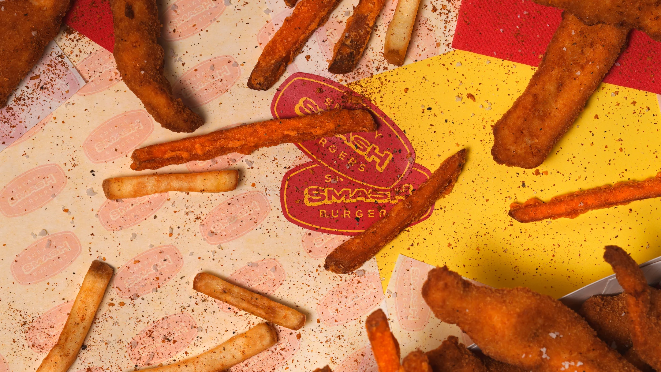 Projeto SMASH VS THREAT da Nhdesign: Hambúrgueres Sneaky Smash abertos com carne e ingredientes em fundo amarelo