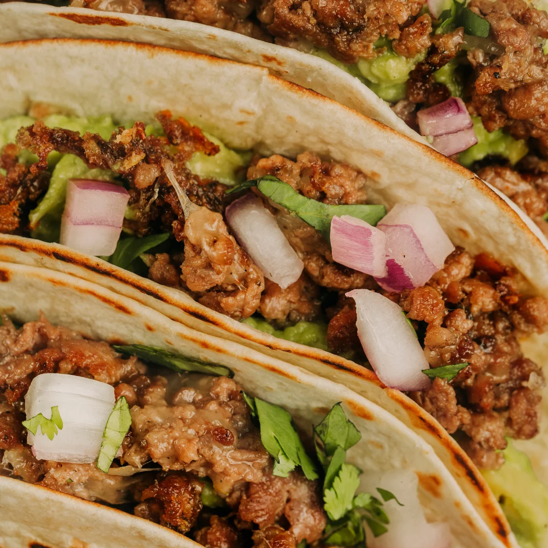 Projeto SMASH VS THREAT da Nhdesign: Tacos recheados com carne, cebola e coentros, servidos em prato