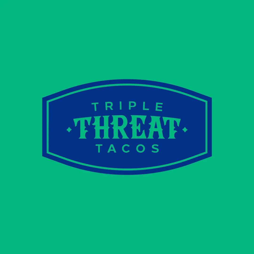 Projeto SMASH VS THREAT da Nhdesign: Logótipo Triple Threat Tacos em azul sobre fundo verde
