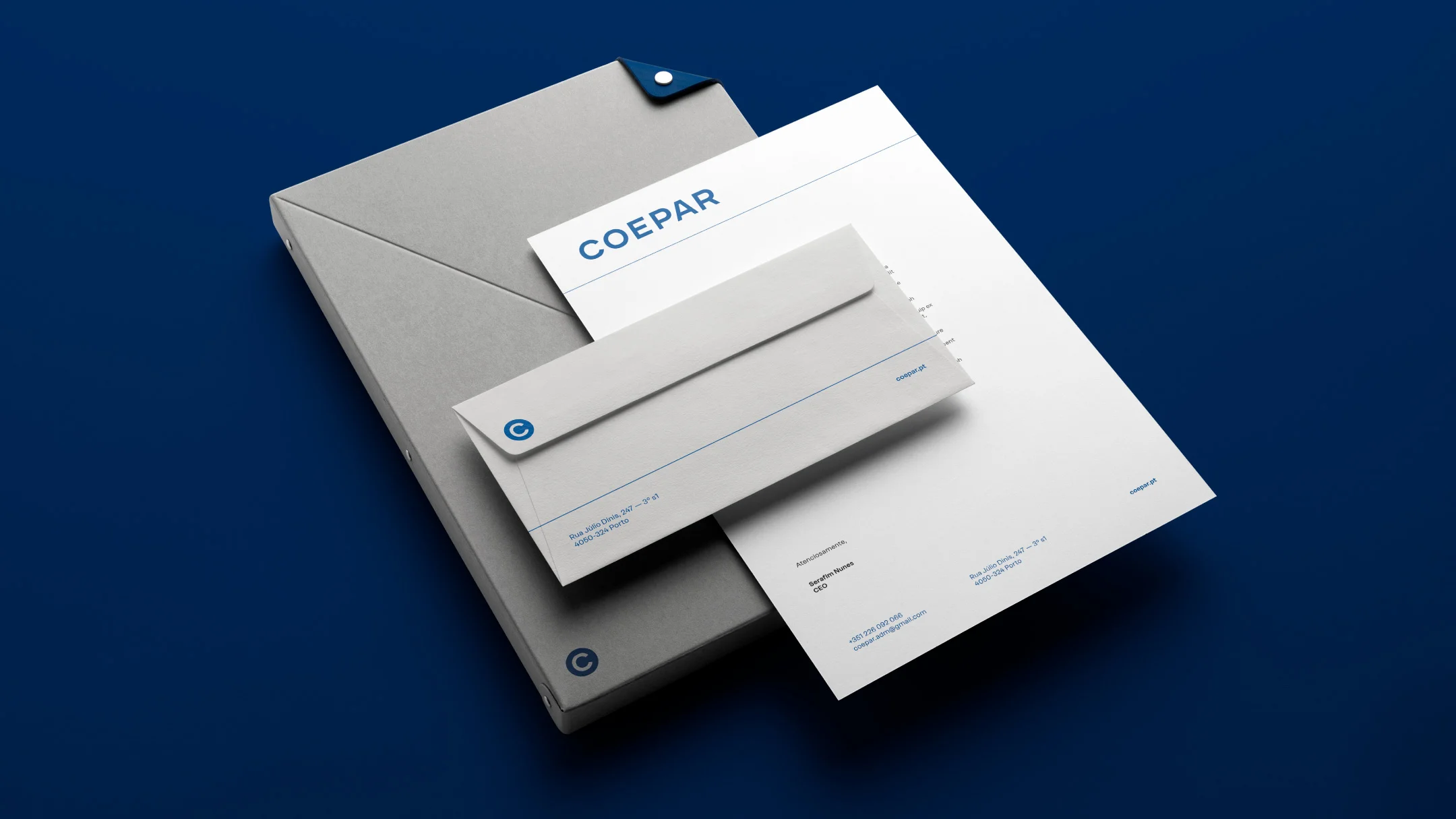 Projeto Coepar da Nhdesign: Documentos e envelopes Coepar arrumados em composição institucional