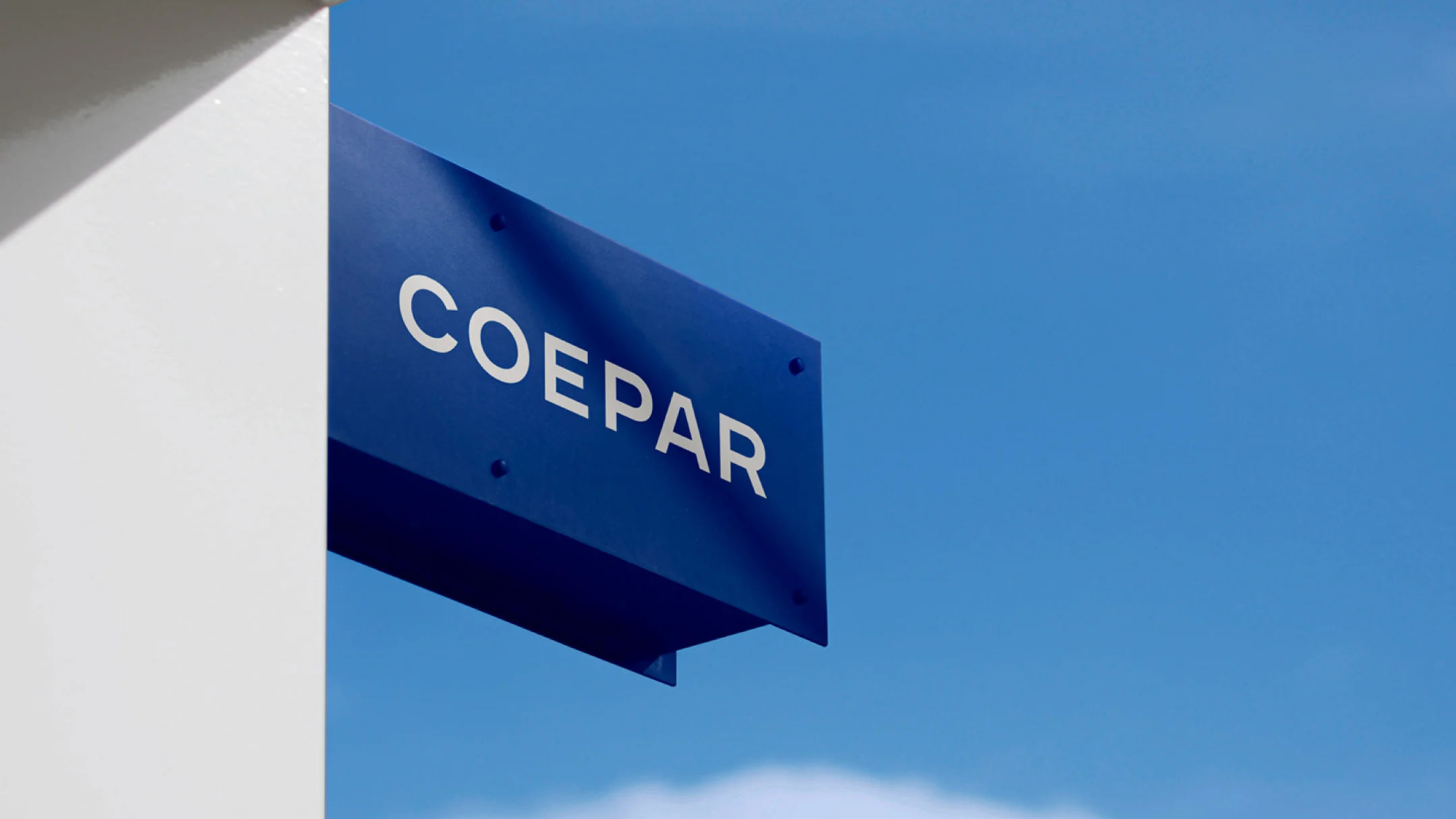 Projeto Coepar da Nhdesign: Sinalética exterior Coepar instalada em edifício moderno