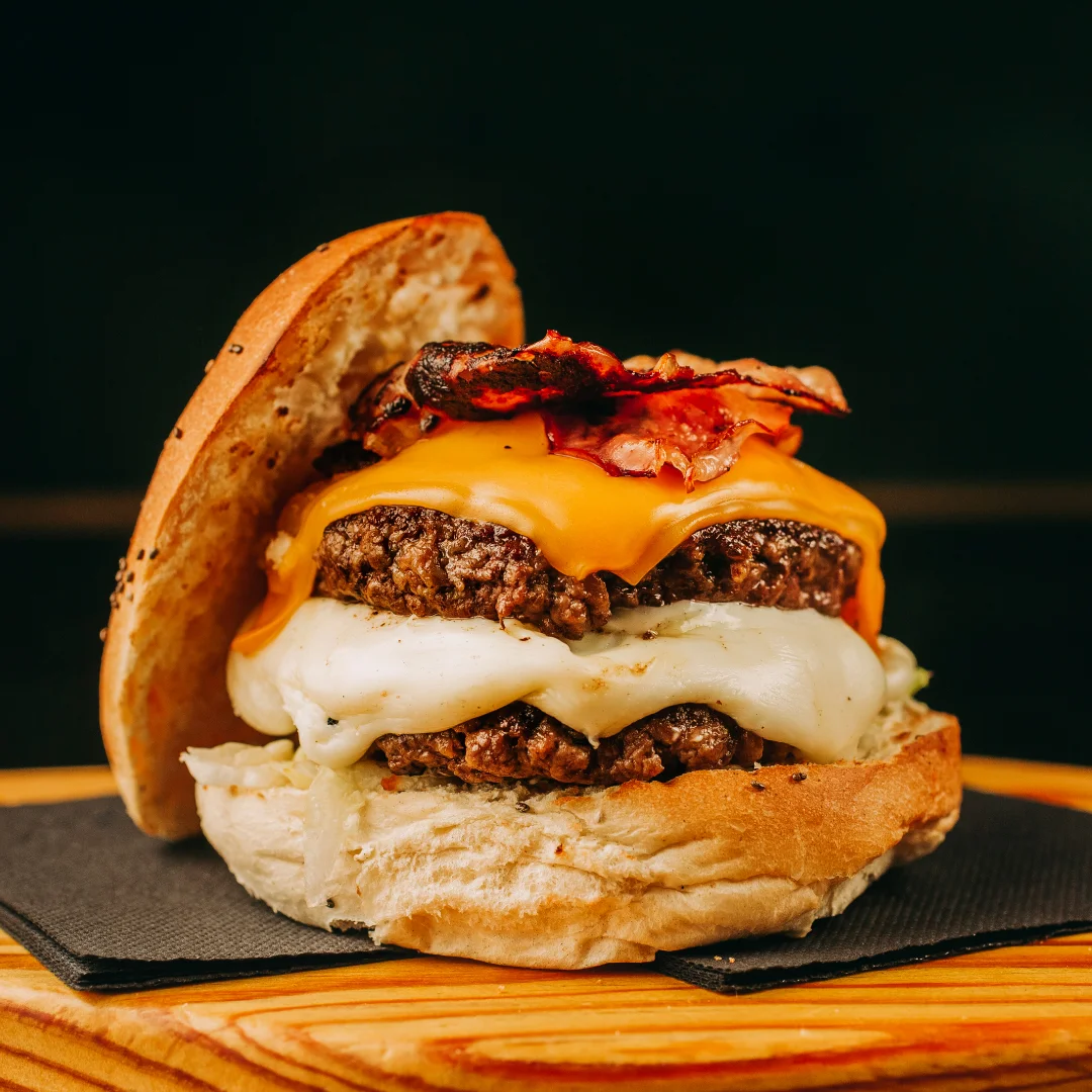 Projeto DANS da Nhdesign: Hambúrguer DANS com carne dupla, queijo e bacon em pão artesanal