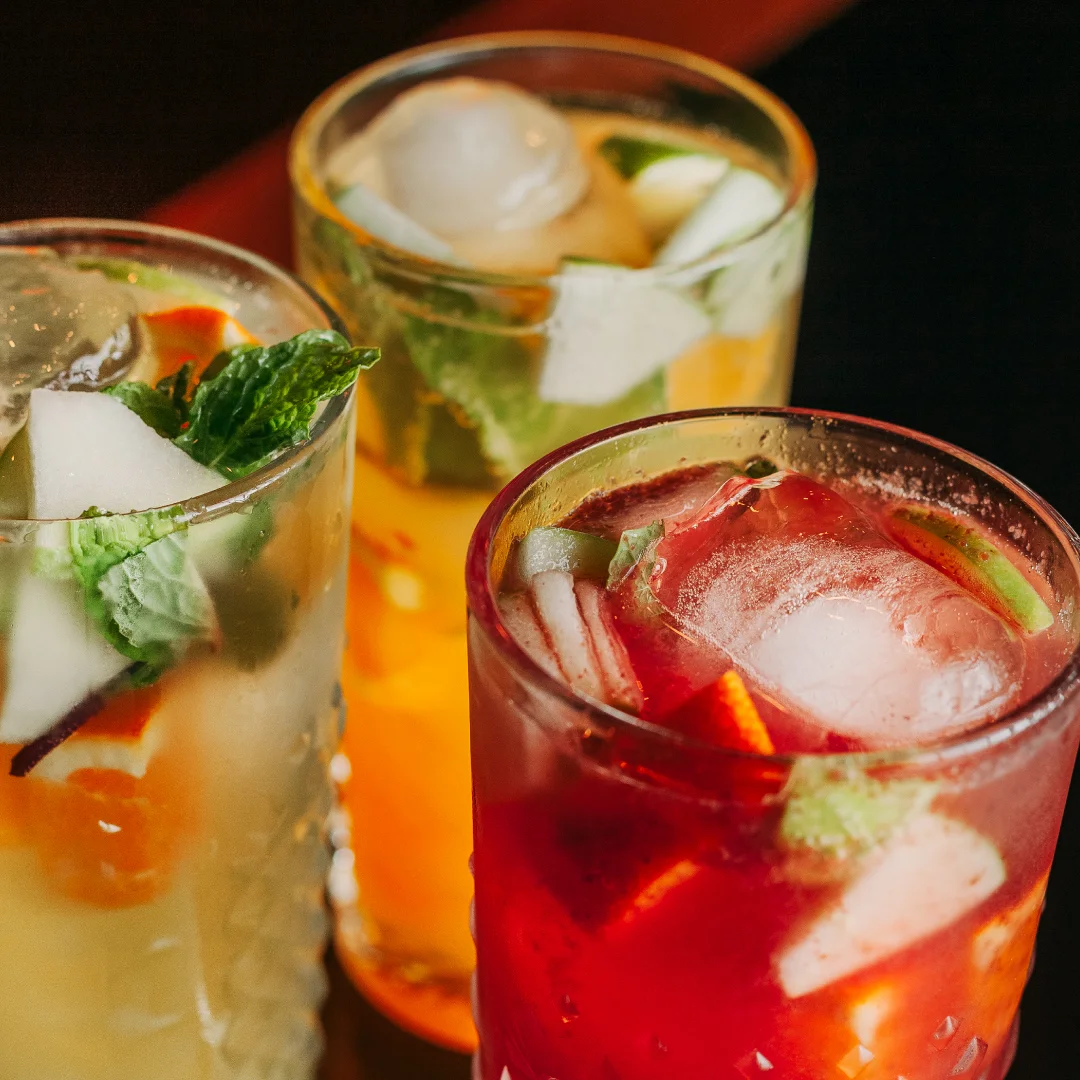 Projeto DANS da Nhdesign: Conjunto de cocktails coloridos e refrescantes servidos no bar DANS