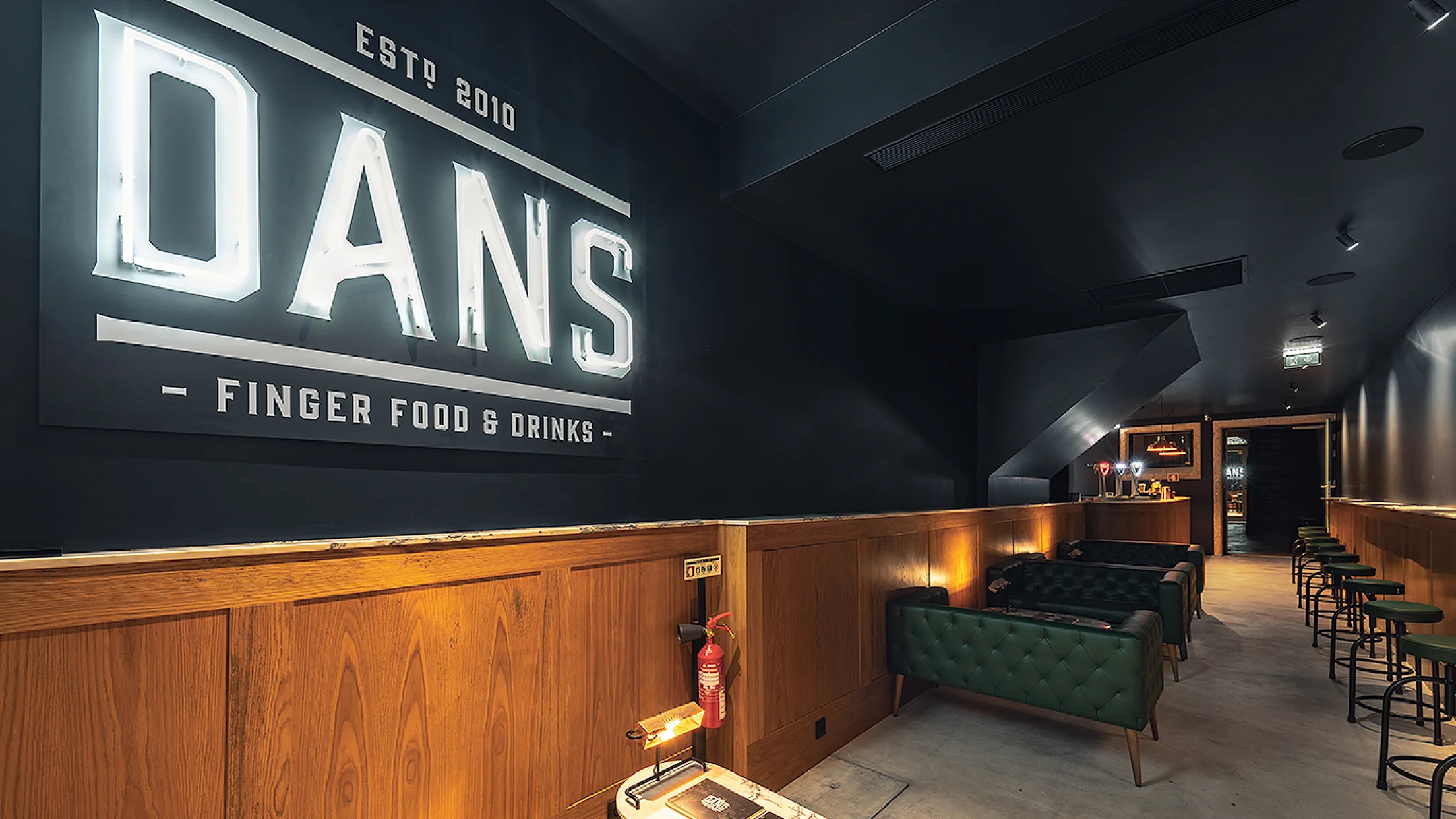 Projeto DANS da Nhdesign: Entrada do restaurante DANS com logótipo iluminado na fachada