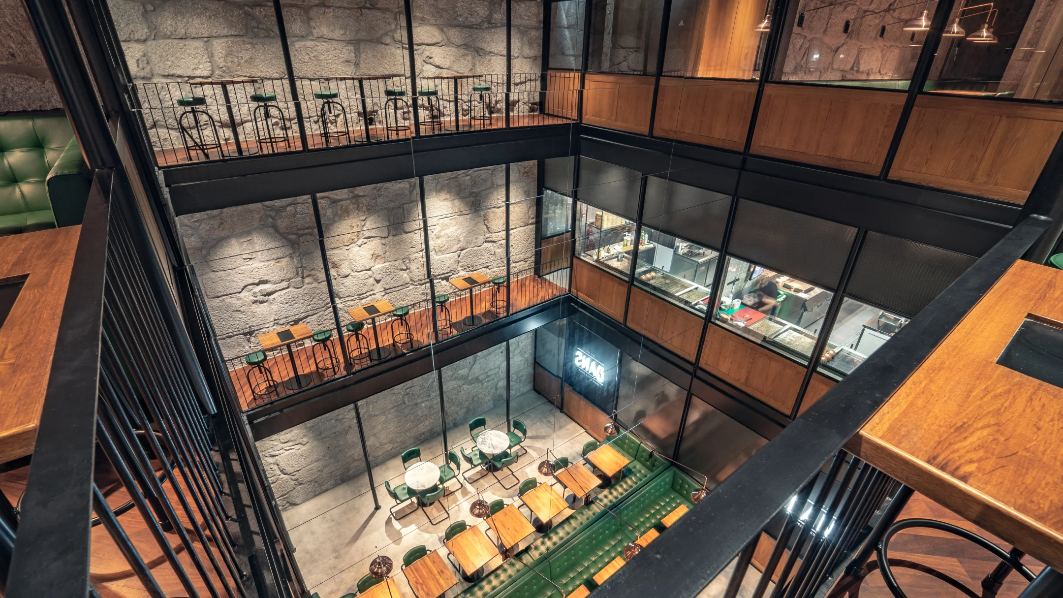 Projeto DANS da Nhdesign: Vista aérea do interior do restaurante DANS com mesas e ambiente industrial