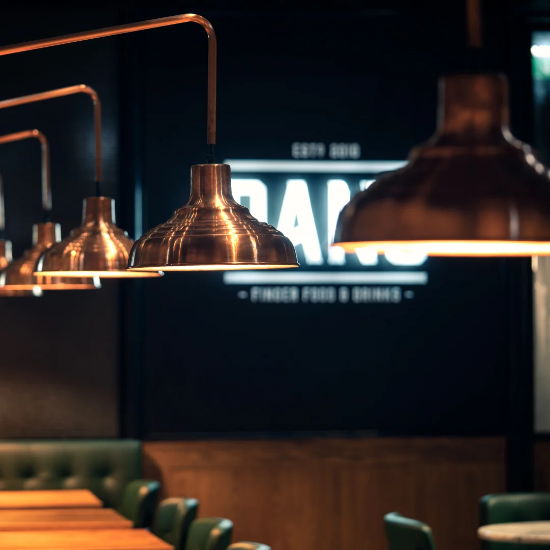 Projeto DANS da Nhdesign: Balcão iluminado do DANS com ambiente moderno e aconchegante