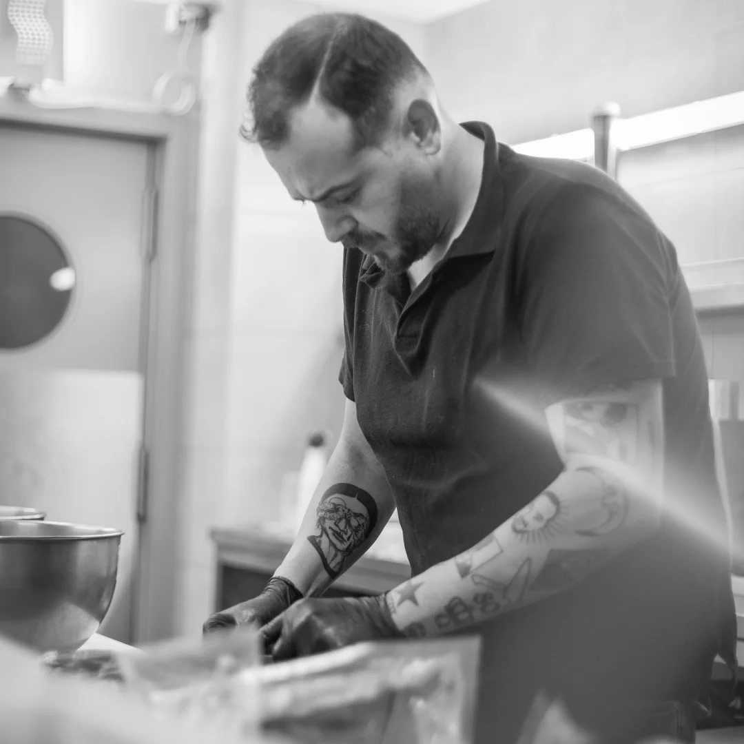 Projeto DANS da Nhdesign: Dono do restaurante DANS a cozinhar em ambiente profissional