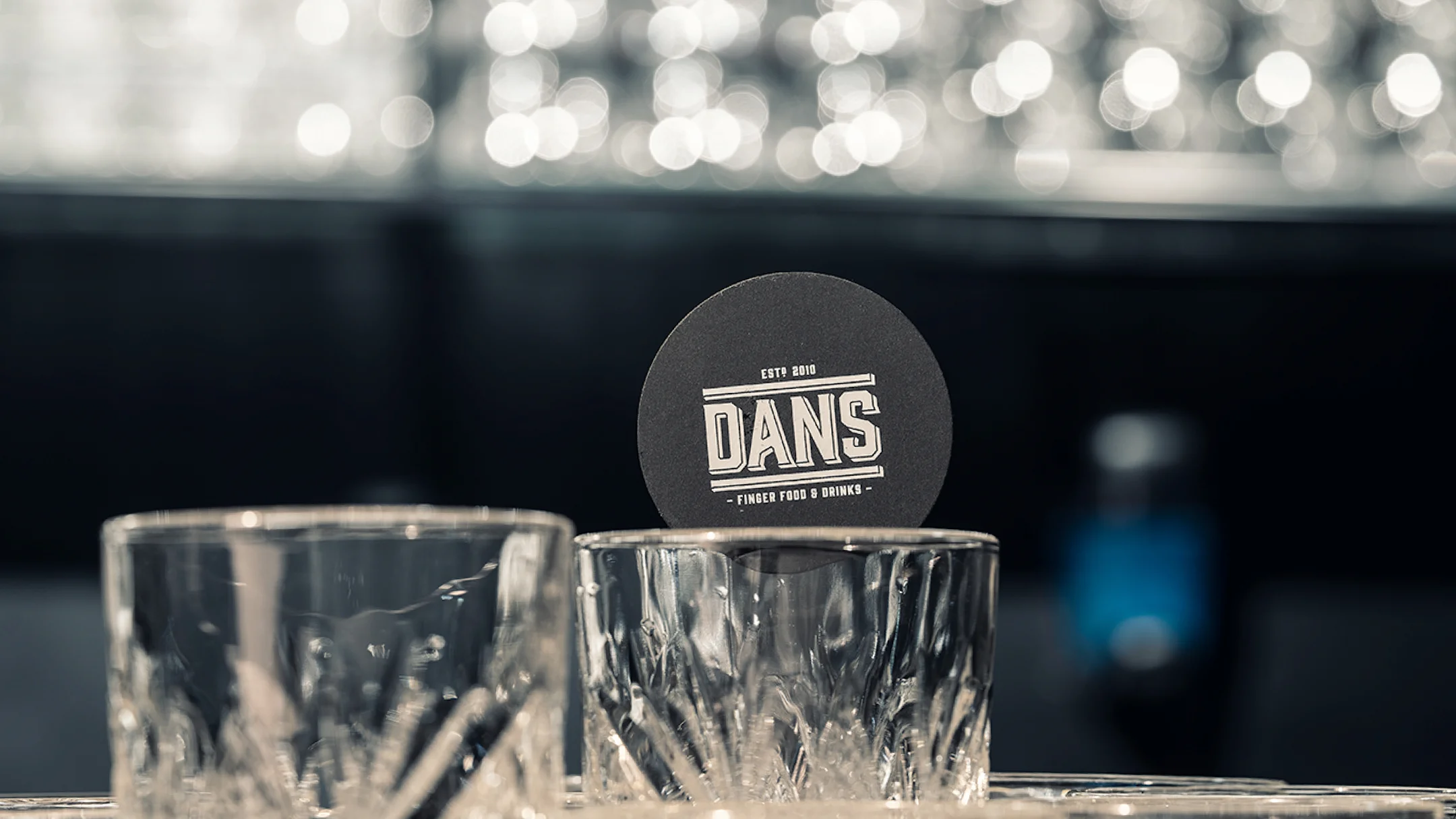 Projeto DANS da Nhdesign: Porta-copos DANS em preto colocado com copos de vidro