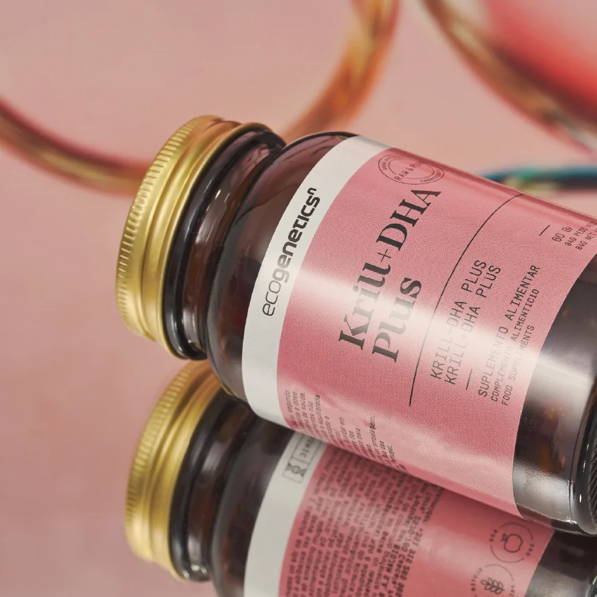 Nhdesign project EcogeneticsN: Photo of the Krill bottle on a mirror with a pink background.