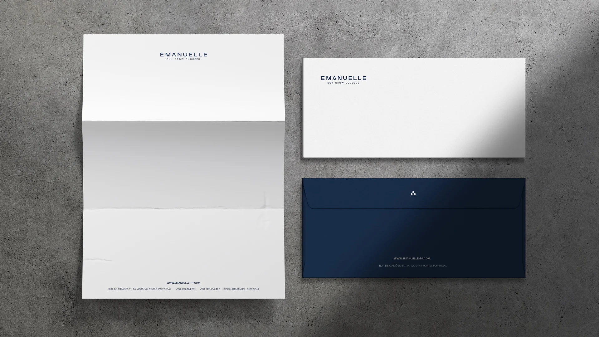 Projeto Emanuelle da Nhdesign: Folha de carta aberta e envelope sobre fundo de cimento.