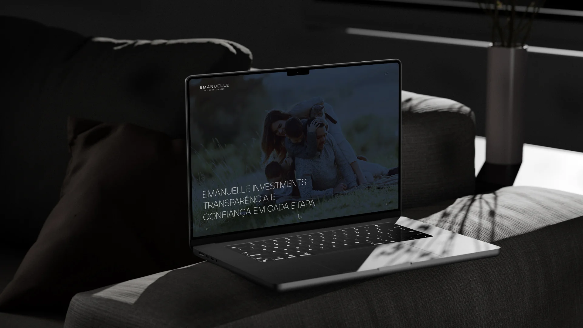 Projeto Emanuelle da Nhdesign: Computador Portátil apoiado no braço de um sofá com o website da Emanuelle aberto.