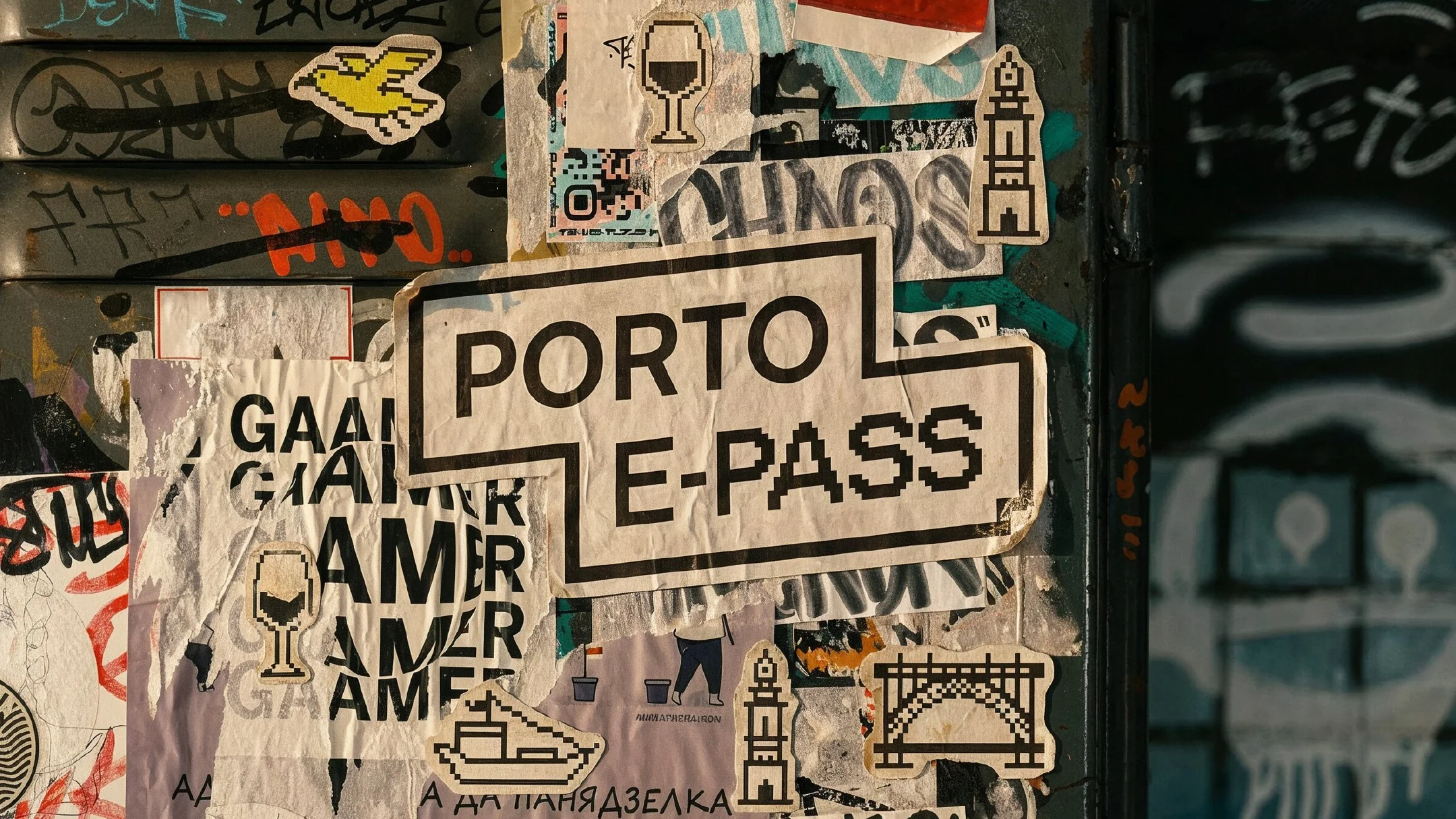 Projeto Porto E-Pass da Nhdesign: Aplicação da identidade visual em suportes urbanos e materiais promocionais.