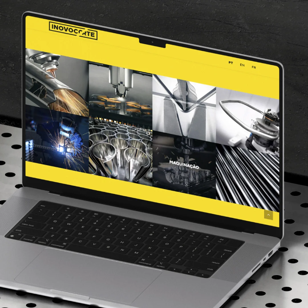 Projeto Inovocorte da Nhdesign: Ecrã de portátil a mostrar o website da Inovocorte com design moderno em preto e amarelo