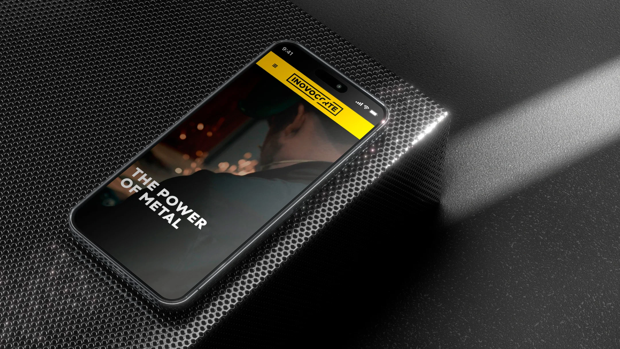 Projeto Inovocorte da Nhdesign: Telemóvel com o website da Inovocorte aberto, em fundo preto