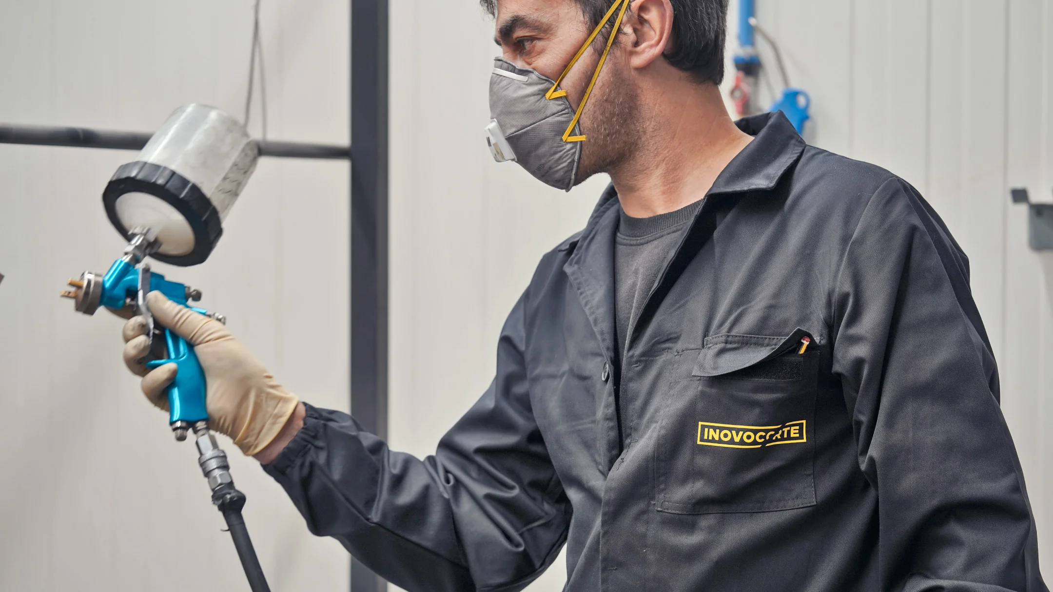 Projeto Inovocorte da Nhdesign: Trabalhador da Inovocorte com uniforme a inspecionar peça com instrumento de medição