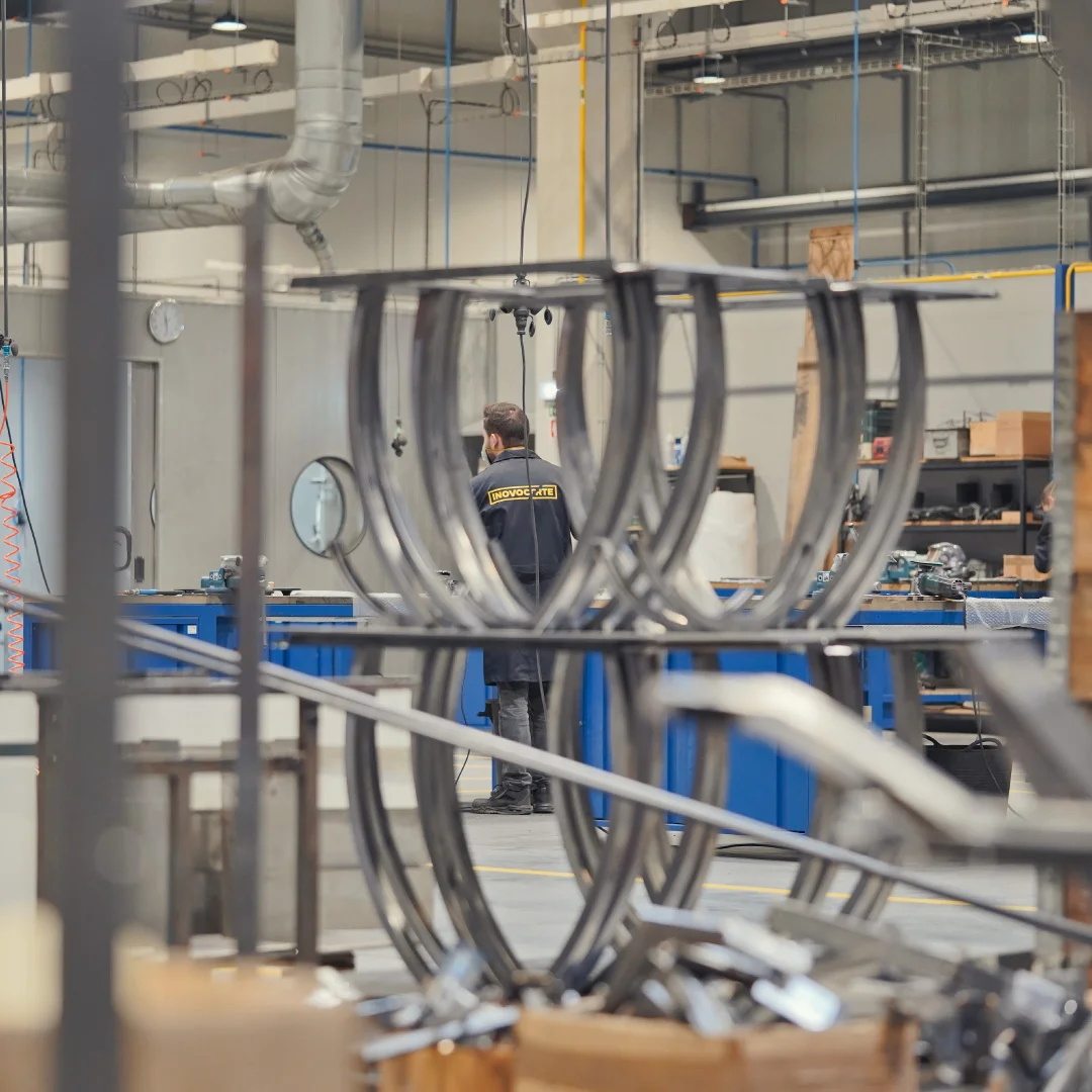 Projeto Inovocorte da Nhdesign: Estruturas metálicas e cabos na zona de produção industrial da Inovocorte