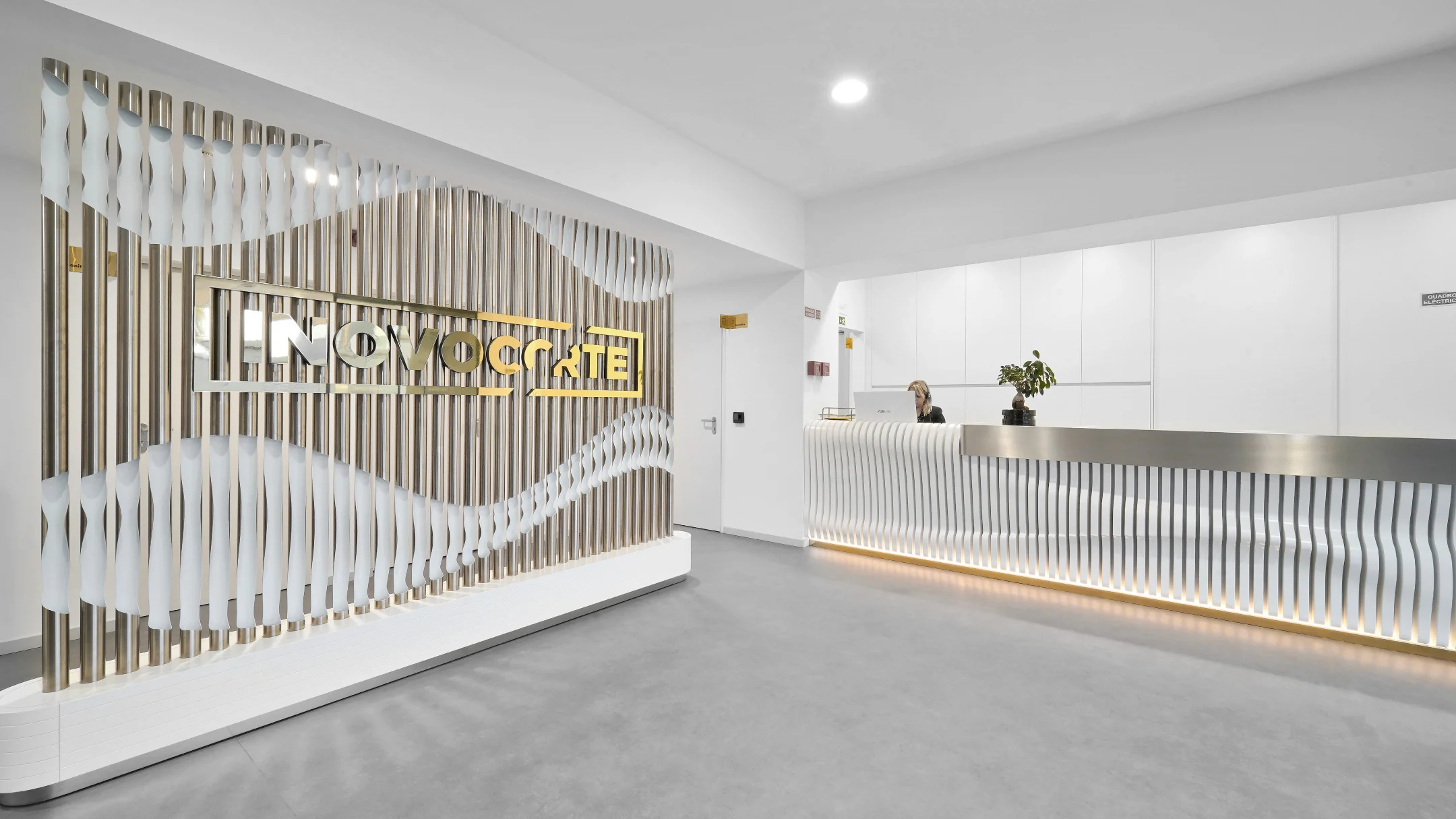 Projeto Inovocorte da Nhdesign: Corredor moderno da Inovocorte com grades metálicas e iluminação natural