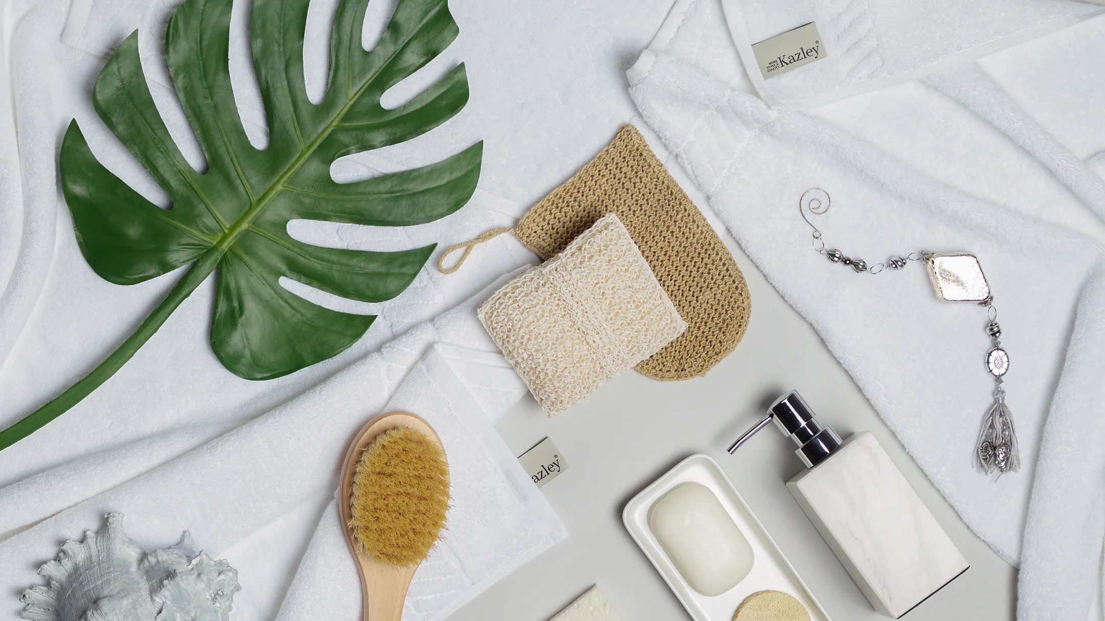 Projeto Kazley da Nhdesign: Elementos de branding Kazley, incluindo papelaria e materiais gráficos em estilo sofisticado