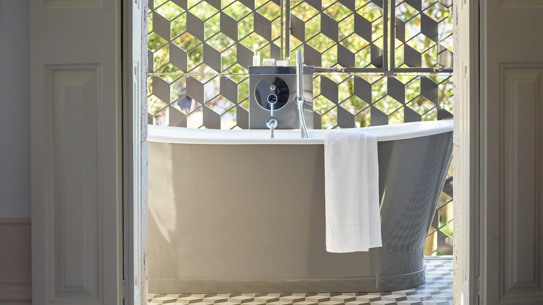 Projeto Kazley da Nhdesign: Toalheiro Kazley branco exposto numa casa de banho com detalhes decorativos