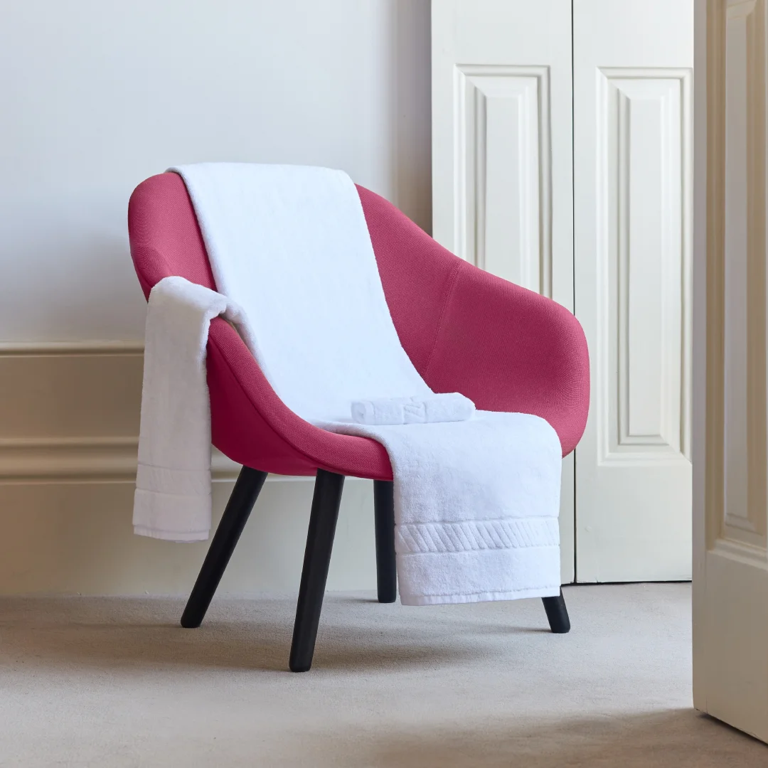 Projeto Kazley da Nhdesign: Poltrona branca com manta vermelha Kazley em ambiente clássico