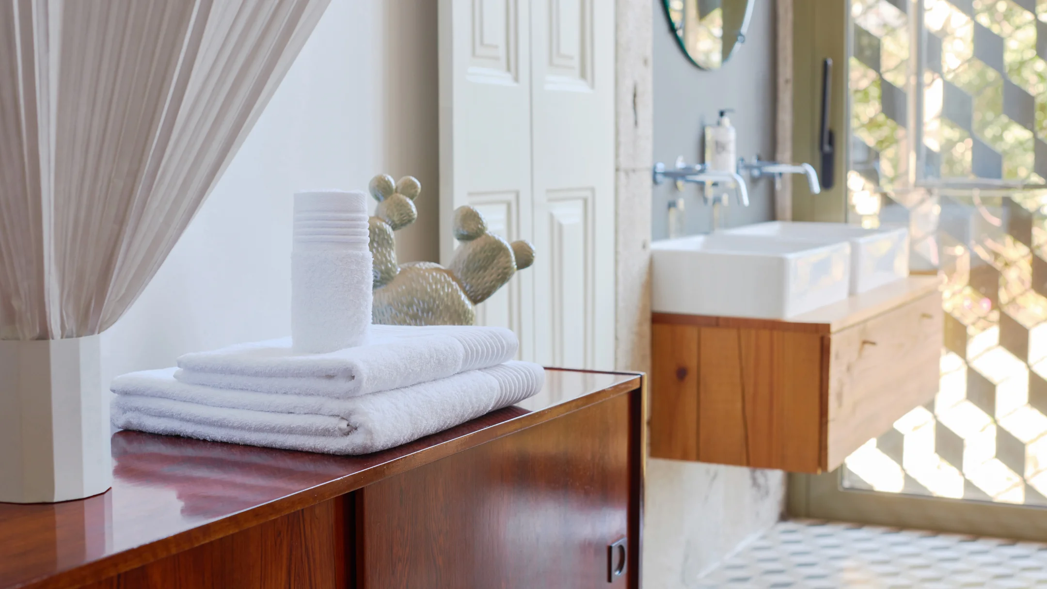 Projeto Kazley da Nhdesign: Móvel de casa de banho Kazley com lavatório e espelho em ambiente sofisticado