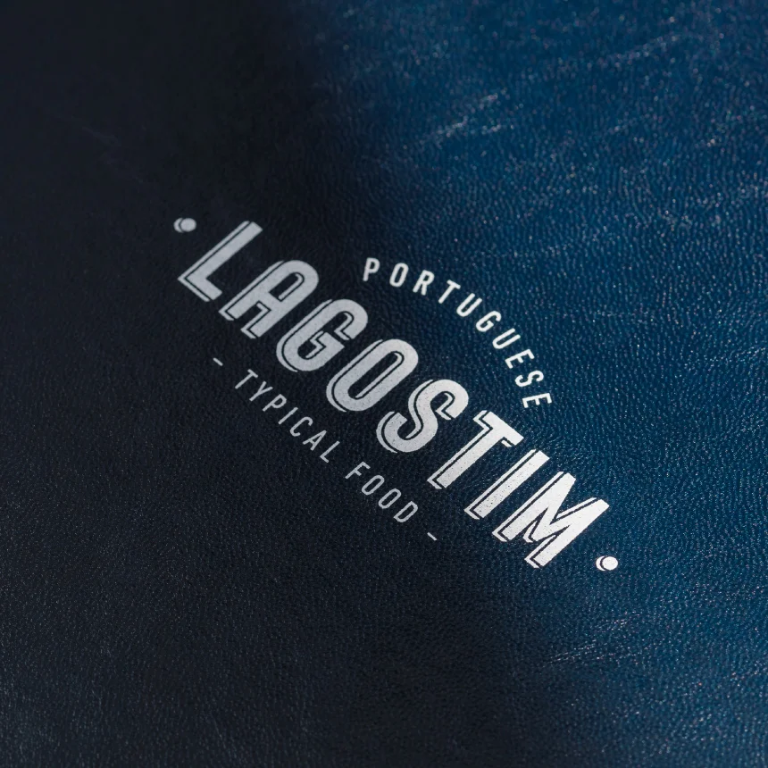 Projeto Restaurante Lagostim da Nhdesign: fotografia do acabamento do logotipo na capa do menu