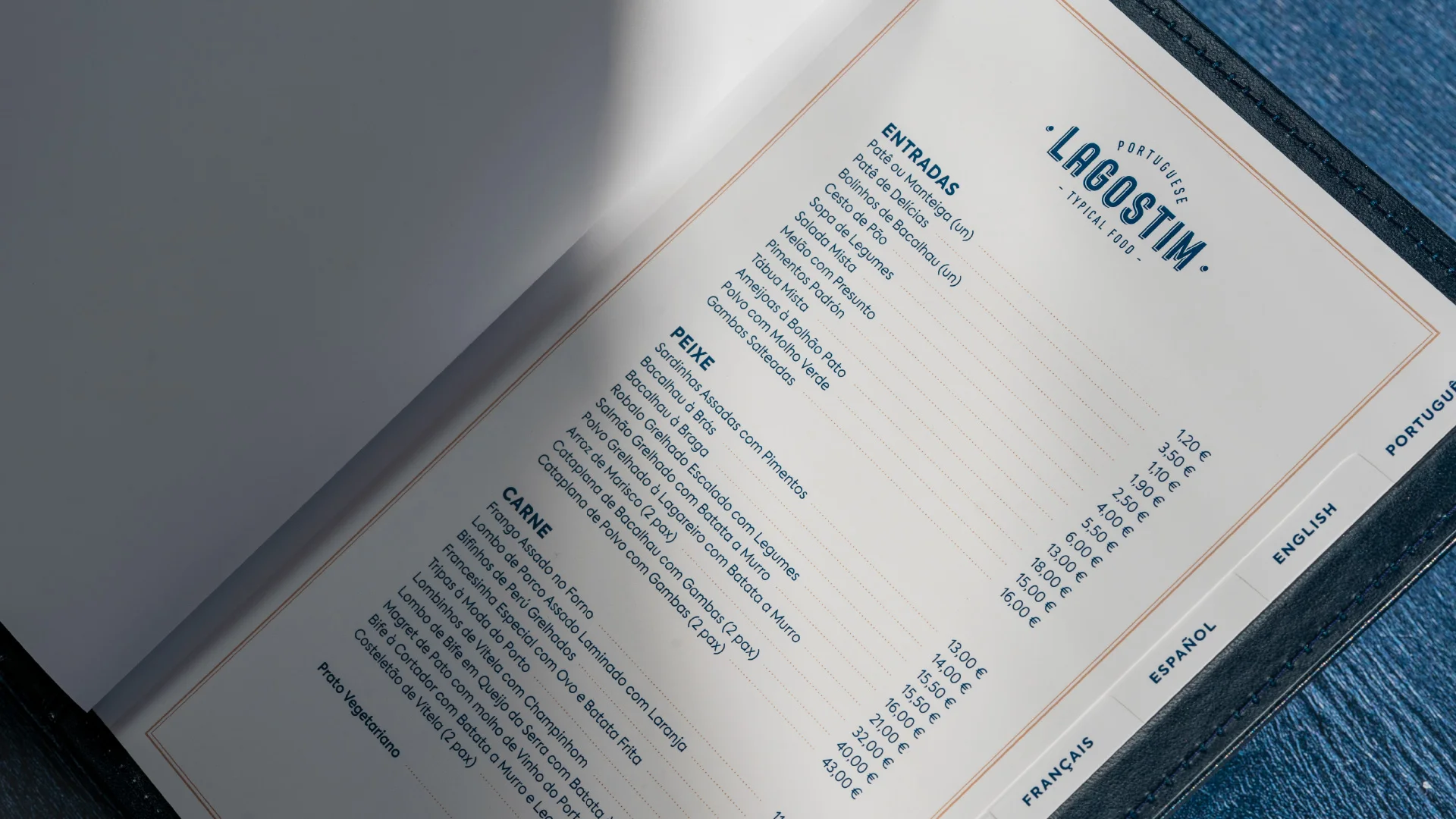 Projeto Restaurante Lagostim da Nhdesign: fotografia do menu aberto