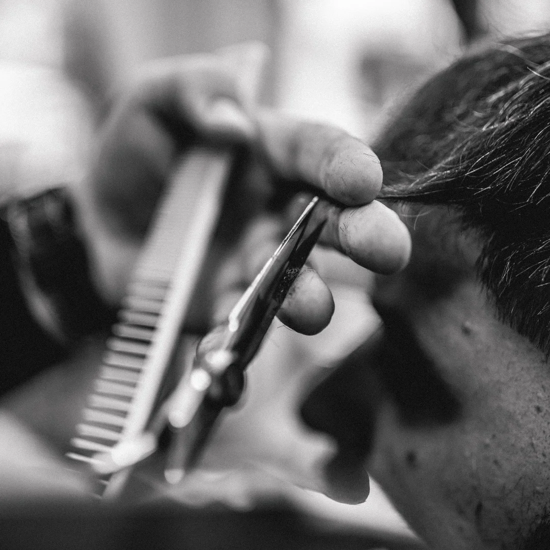 Nhdesign project Le Beard: Close-up of tools and haircut execution in a barbershop context