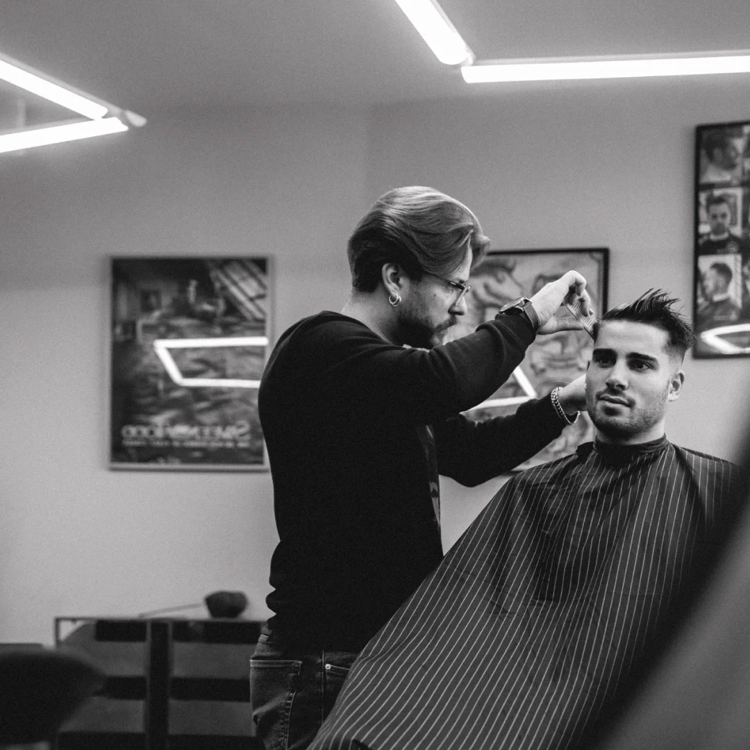 Nhdesign project Le Beard: Client service moment in a barbershop environment