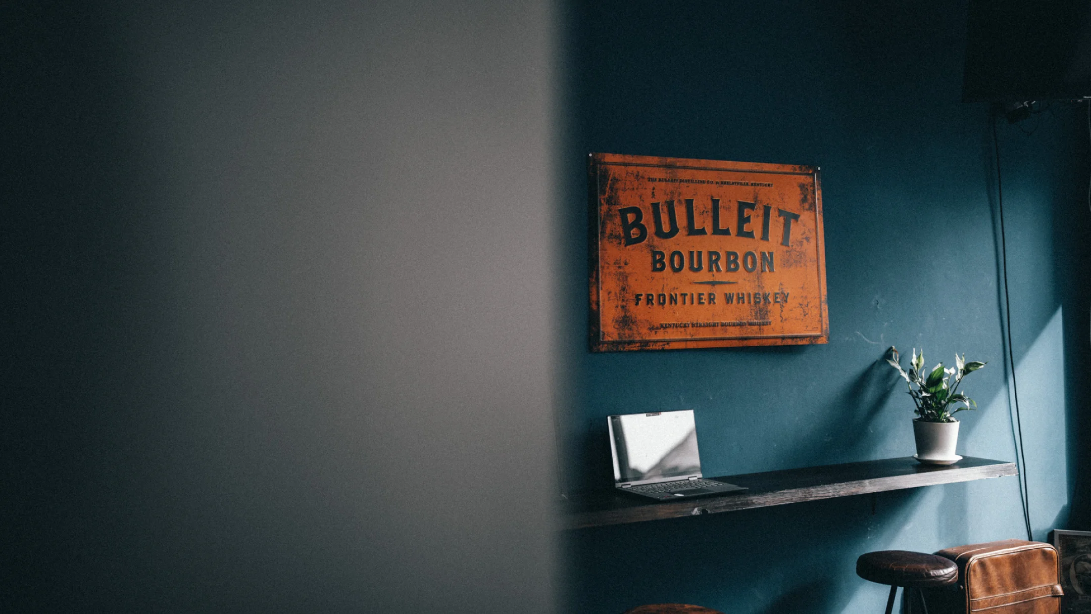 Nhdesign project Le Beard: Detail of decorative elements reinforcing the brand character