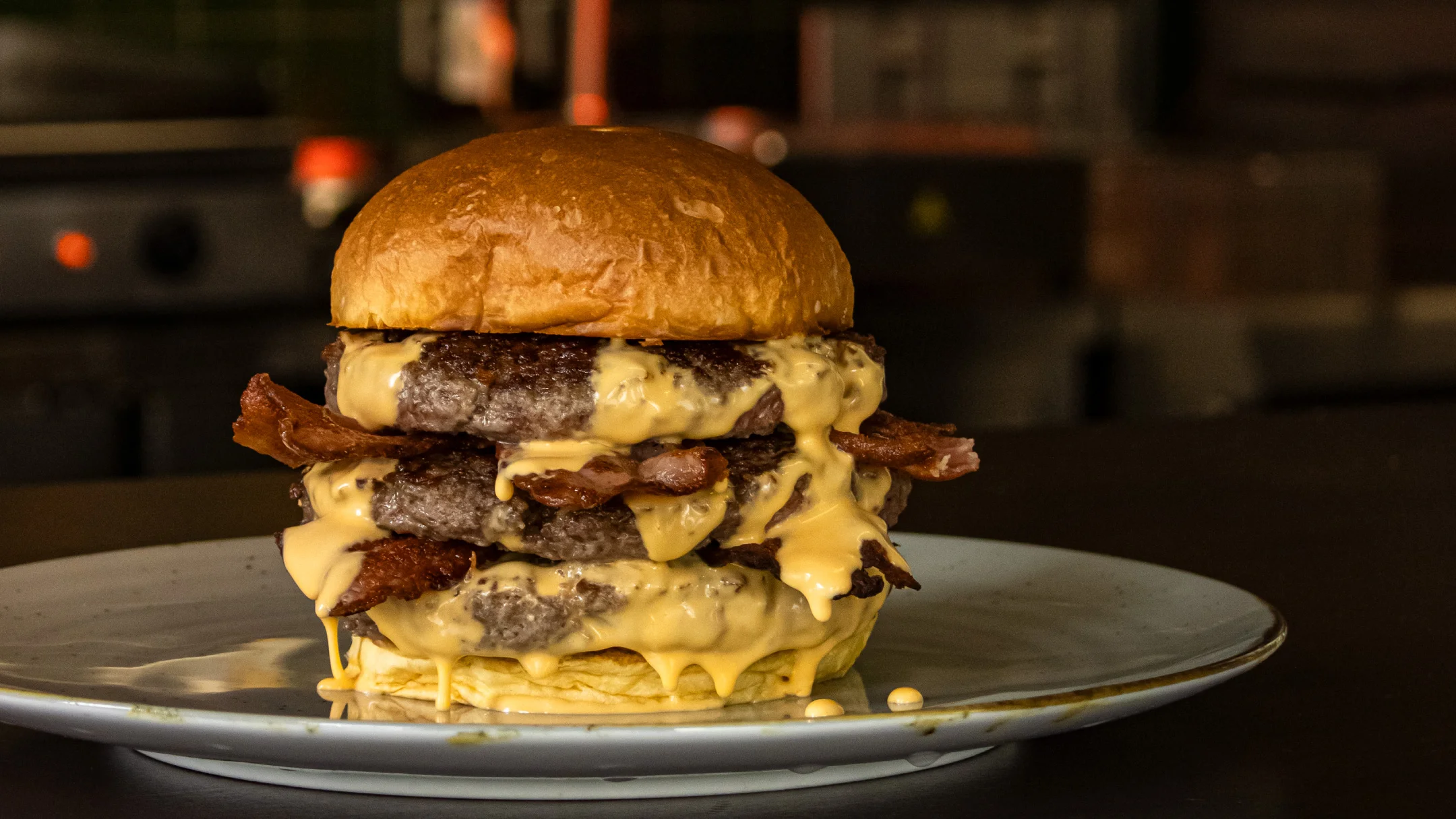 Nhdesign project Maynard's Burgers: Burger presented with focus on texture and composition