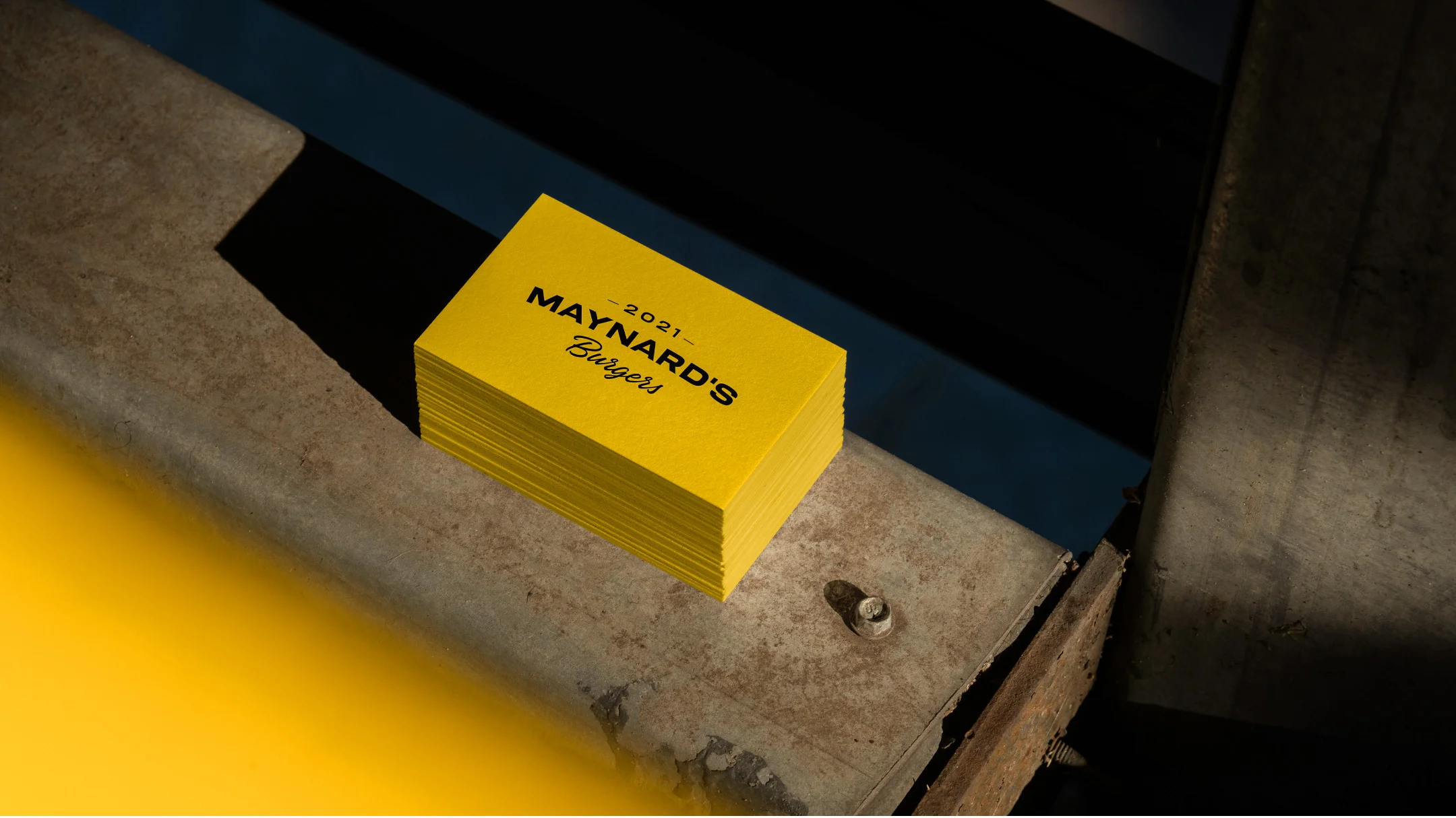 Nhdesign project Maynard's Burgers: Business card with simple graphic language and strong colour impact