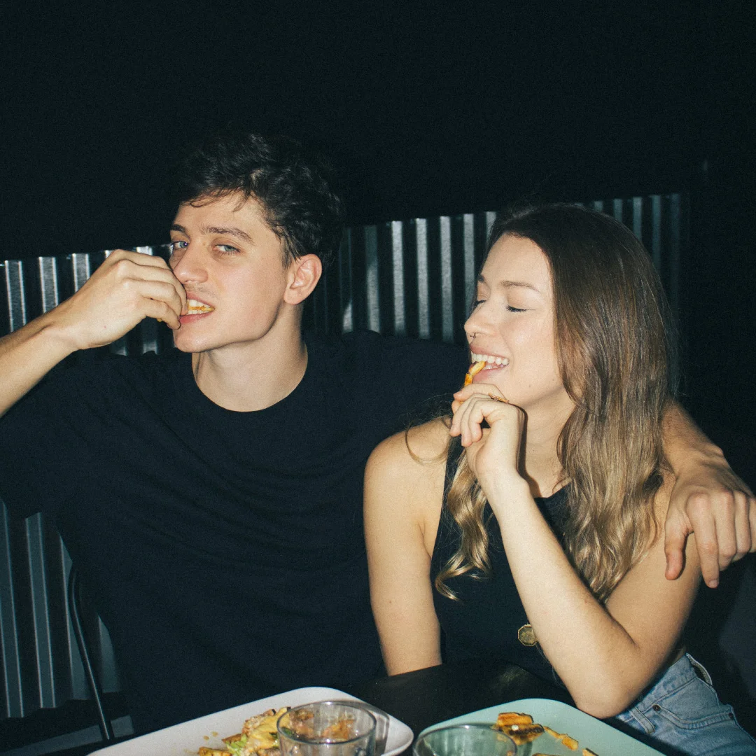 Nhdesign project Maynard's Burgers: Customers enjoying food, reinforcing a relaxed atmosphere