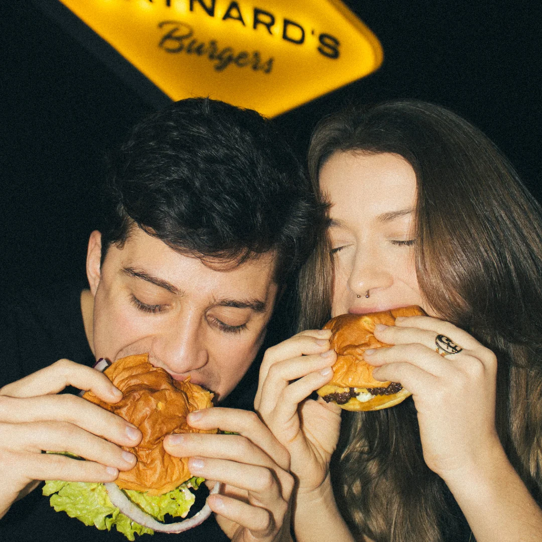 Nhdesign project Maynard's Burgers: Close-up of the dining experience focusing on the product