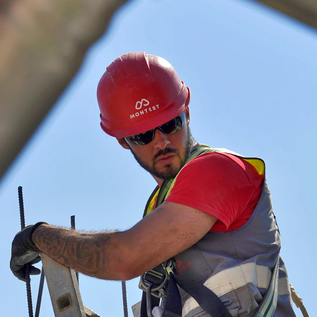 Projeto Montest da Nhdesign: Operário da Montest com capacete vermelho em ambiente de construção.