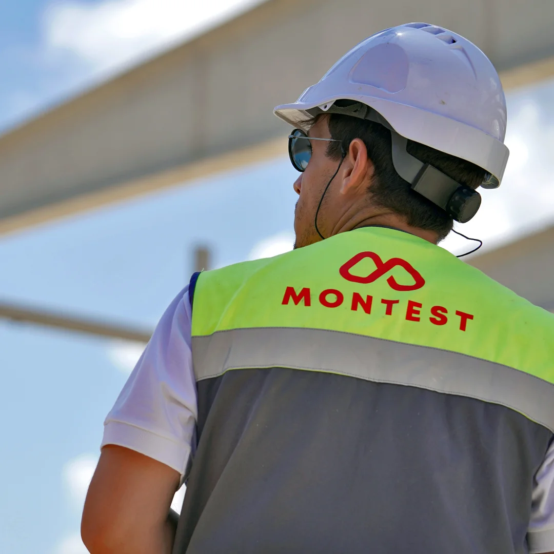 Projeto Montest da Nhdesign: Técnico da Montest com colete refletor supervisiona obra.