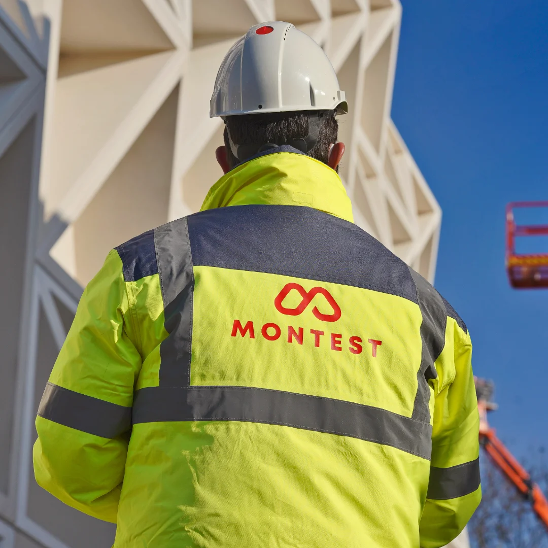 Projeto Montest da Nhdesign: Colaborador da Montest com colete refletor personalizado.