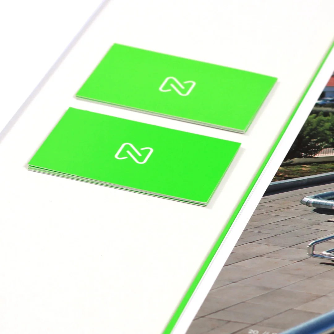 Projeto NB Klima da Nhdesign: Dois cartões de visita NB Klima em fundo branco, com elementos verdes