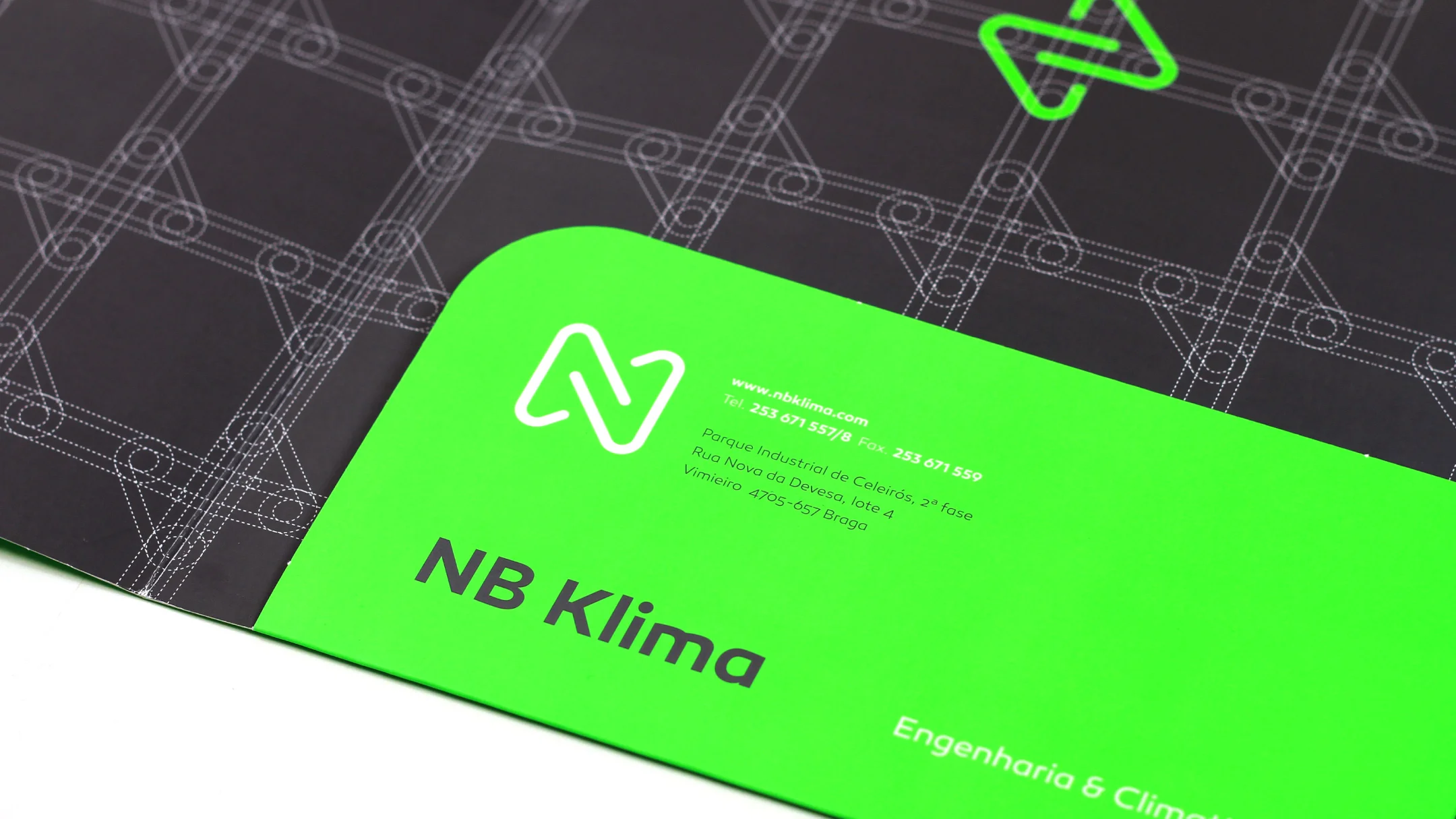 Projeto NB Klima da Nhdesign: Pasta corporativa da NB Klima em preto e verde